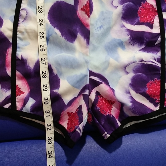 Big bold flower print romper. Size Large, No Brand - Picture 7 of 8